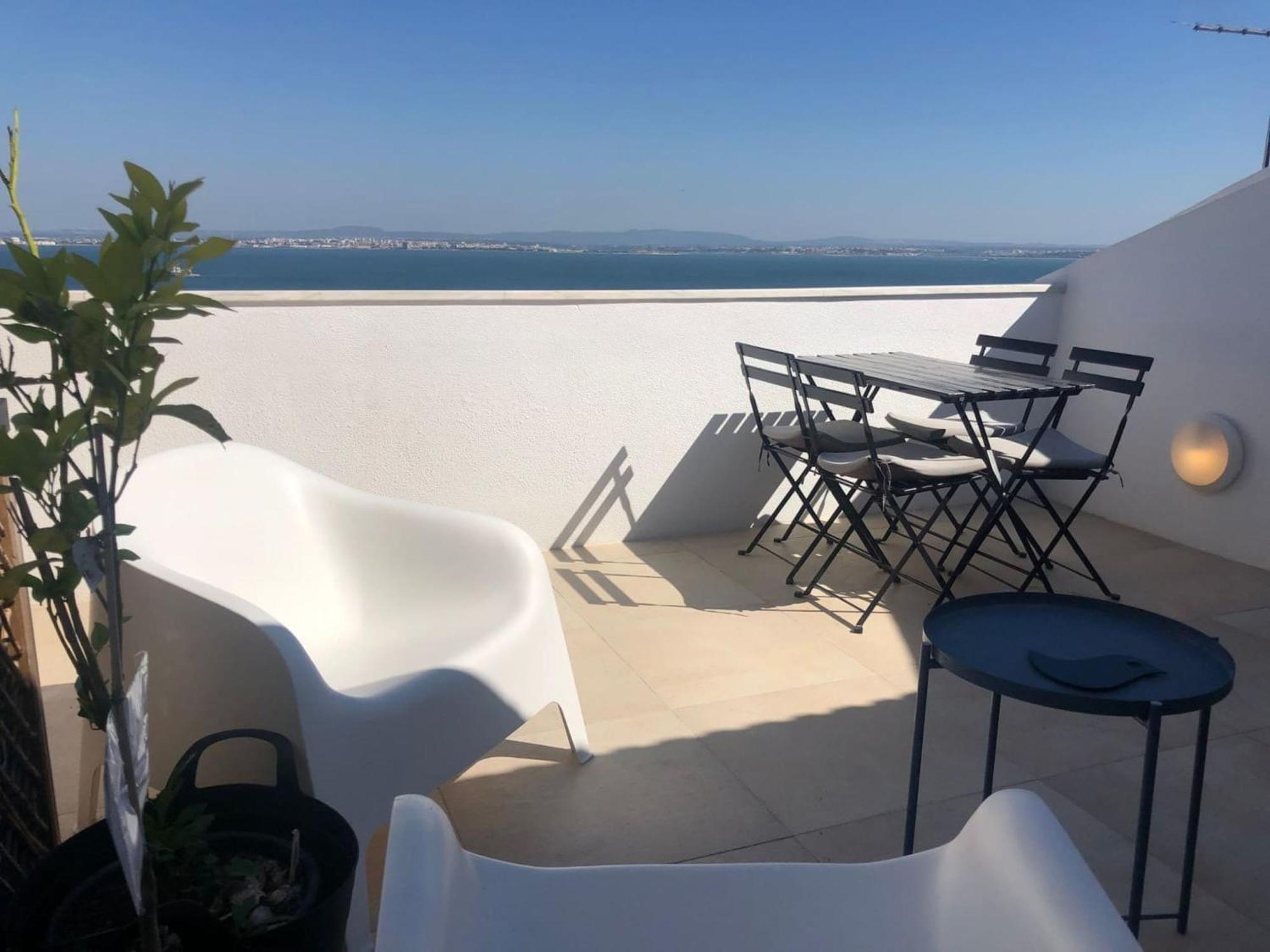 Beautiful River Views In Graca Apartment *