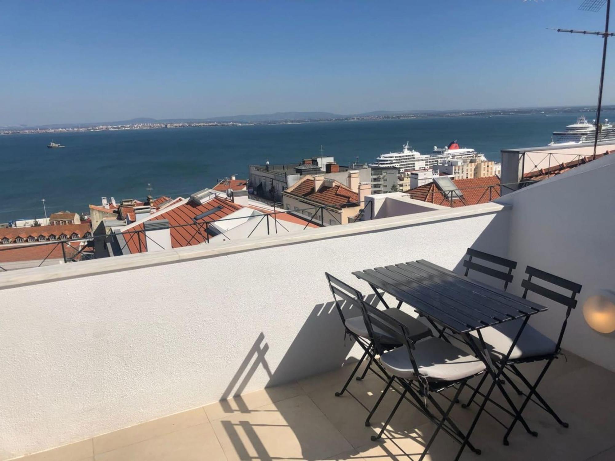Apartment Beautiful River Views In Graca Lisbon