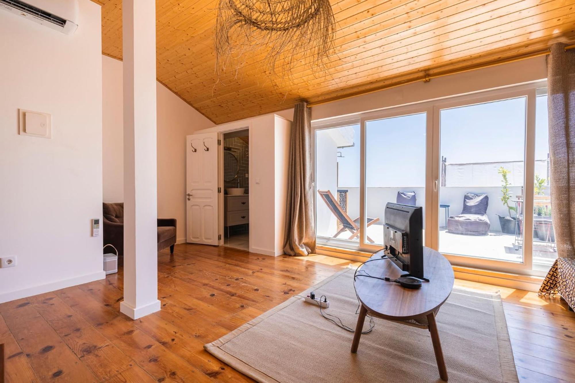 Beautiful River Views In Graca Apartment