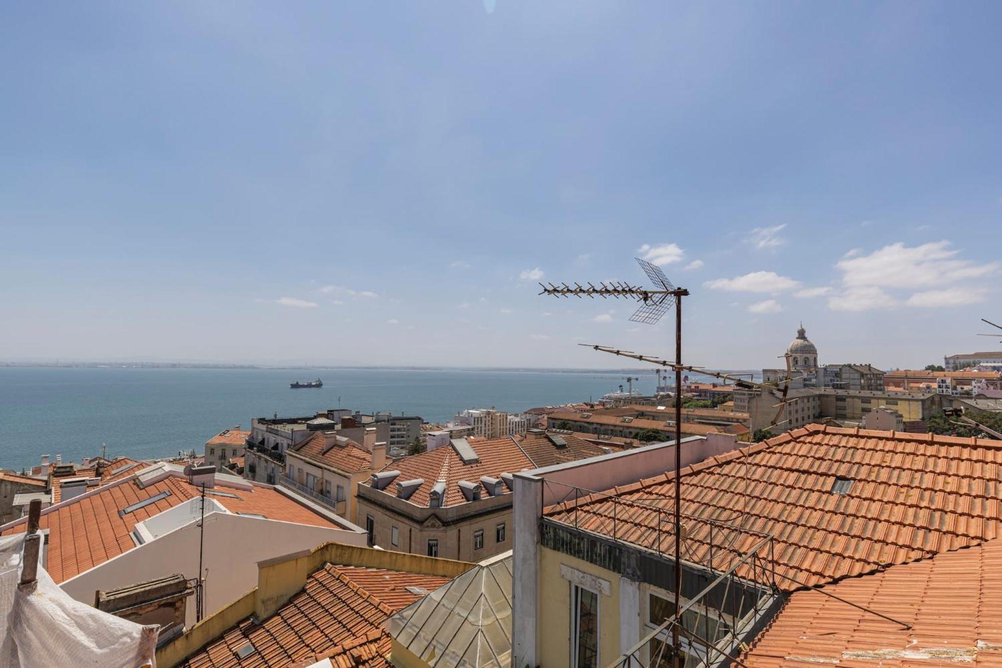 Beautiful River Views In Graca Apartment *
